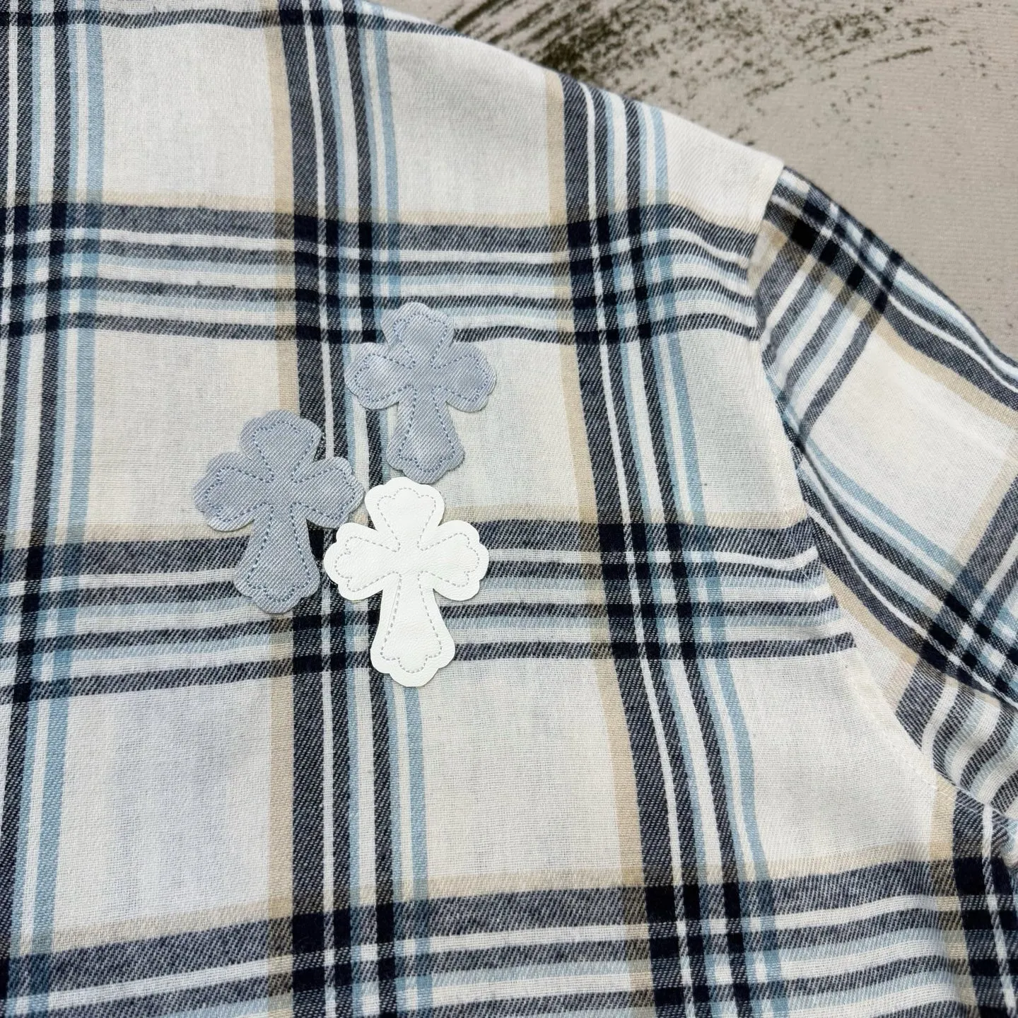 P190 ChromeHearts Miami limited-edition plaid shirt with embroidered leather label. Same style as ChromeHearts counters. Made of 300g pure cotton fabric. Very textured on the handle. Three-dimensional and atmospheric. Versatile and easy to wear in autumn. Simple and elegant. Adopts os version. The upper body effect is great. Suitable for all body types. Soft and comfortable. CH letter cross embroidery on the front ➕ horseshoe embroidered leather label on the back ➕ cross button custom hardware. Small mark on the hem. Resistant to machine washing. Does not fade or deform. Complete accessories, original mold opening, perfect restoration of zp 2:1, same style for men and women, versatile and easy to choose, size s m l xl color picture color